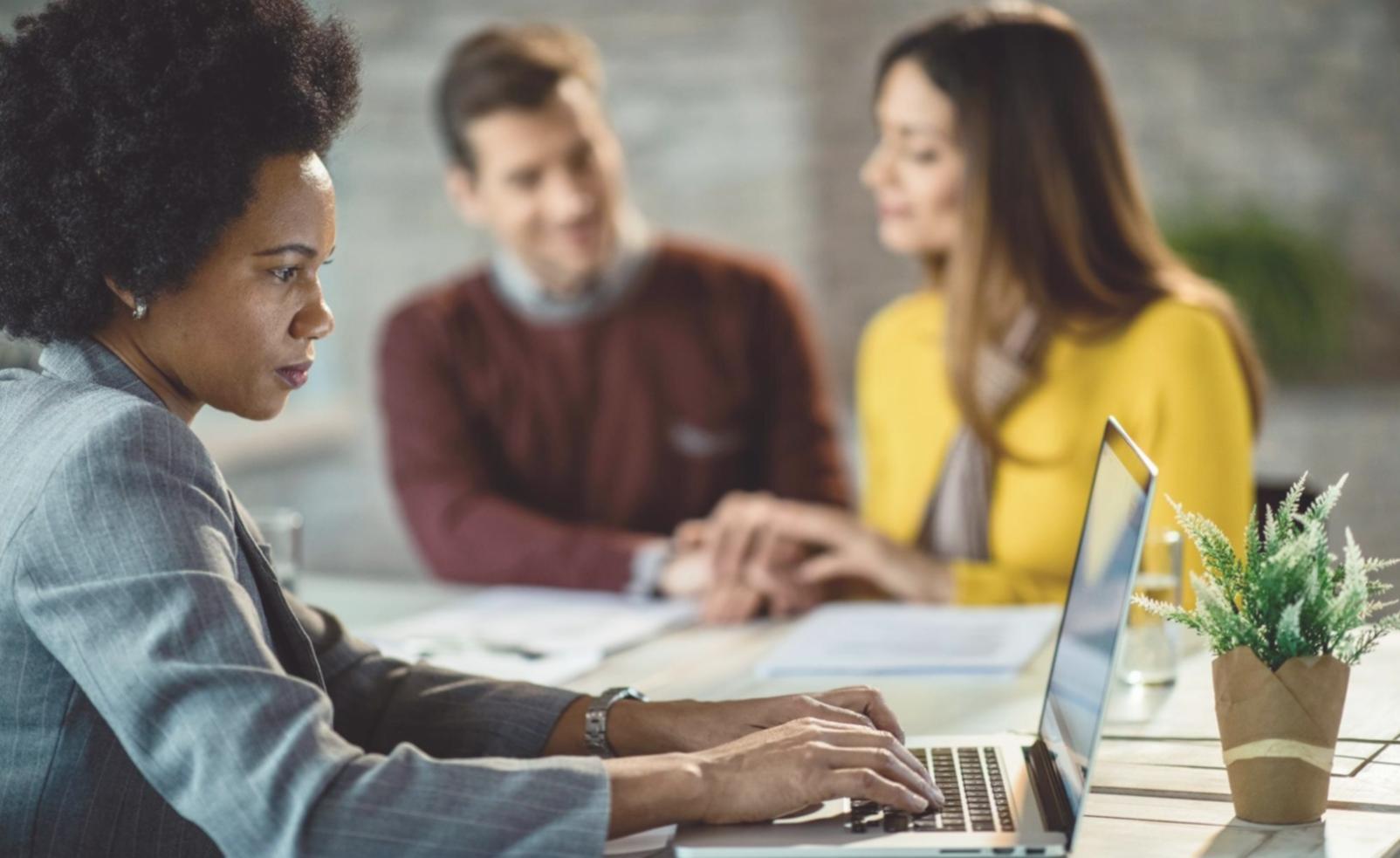 Sessione di lavoro su obiettivi personali con materiali e pianificazione