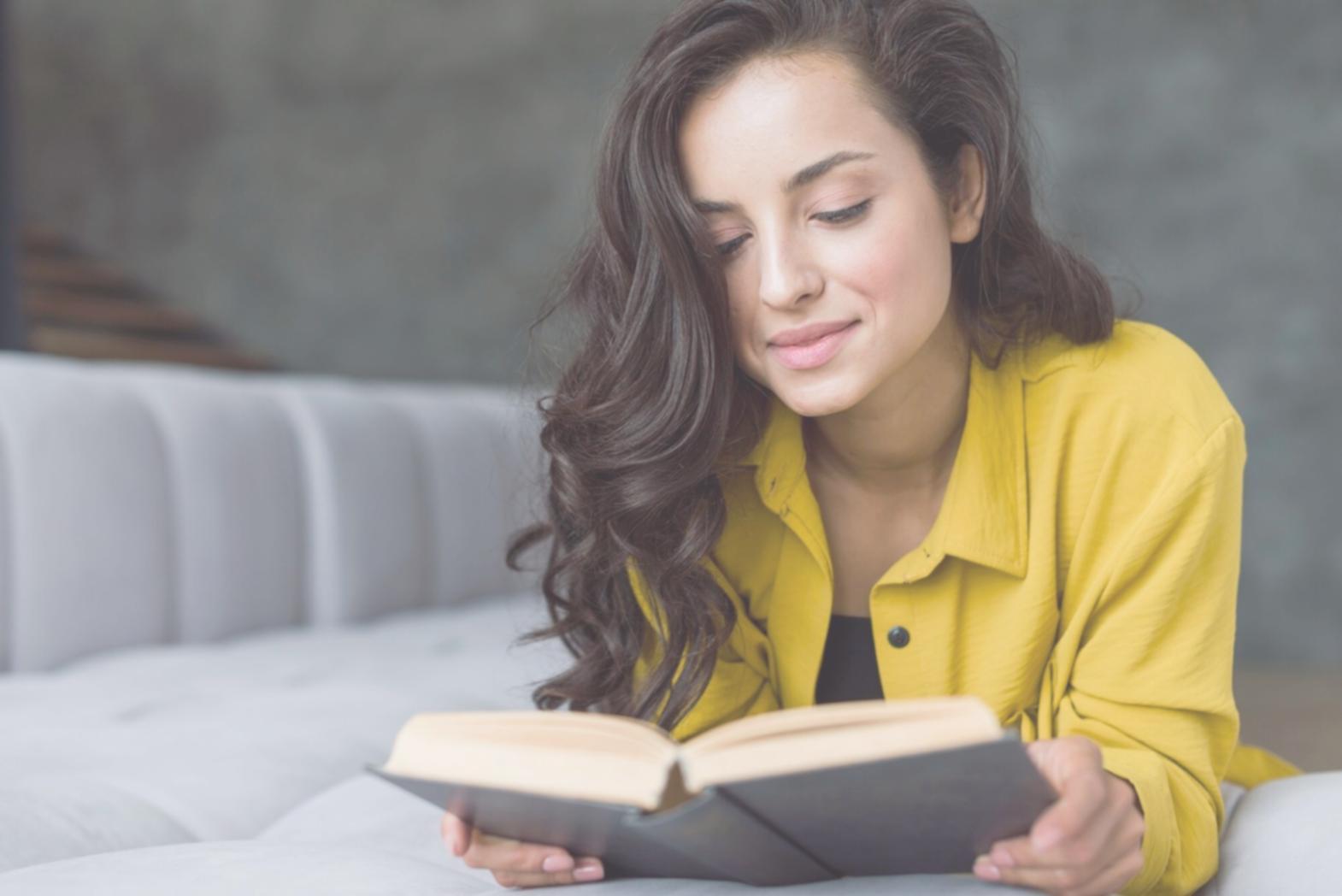 Persona che pianifica obiettivi con strategia e metodo